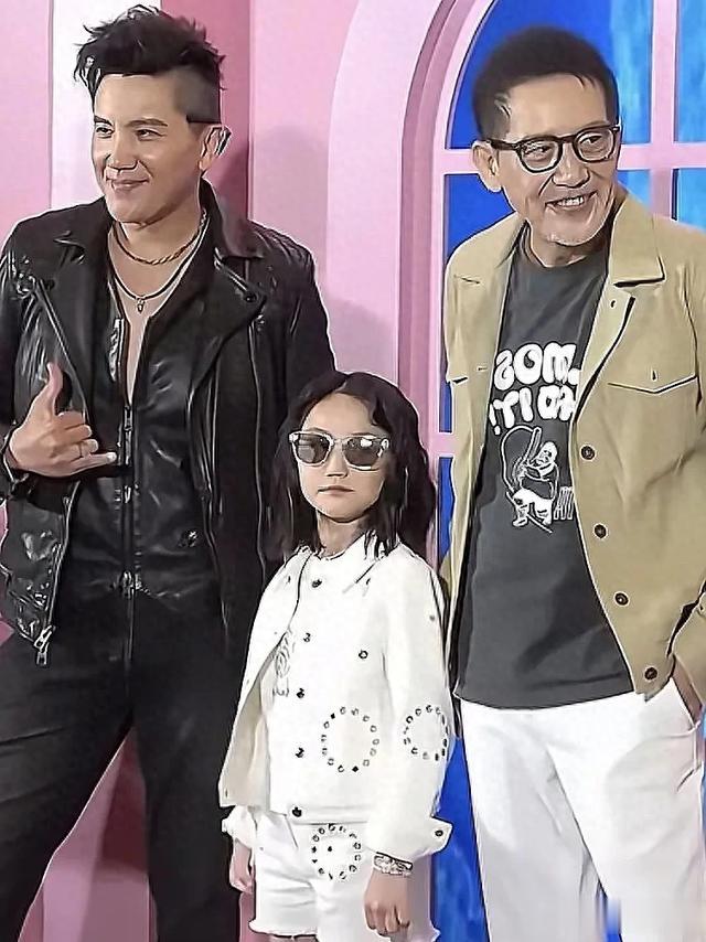 79岁秦汉带儿孙走红毯!三代同框太养眼,秦汉驼背老儿子51岁仍帅