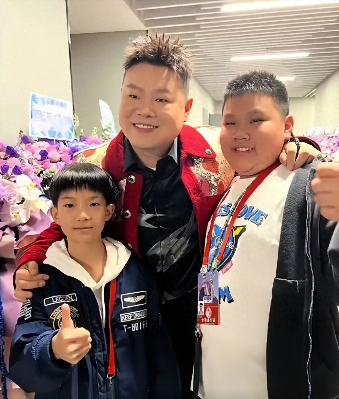 郭德纲妻儿看演唱会，郭汾阳3次吻王惠，被吐槽不正常，冤枉他了