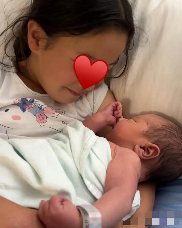 谢婷婷官宣儿子出生，晒温馨全家福照片，男友给儿子换尿布很熟练