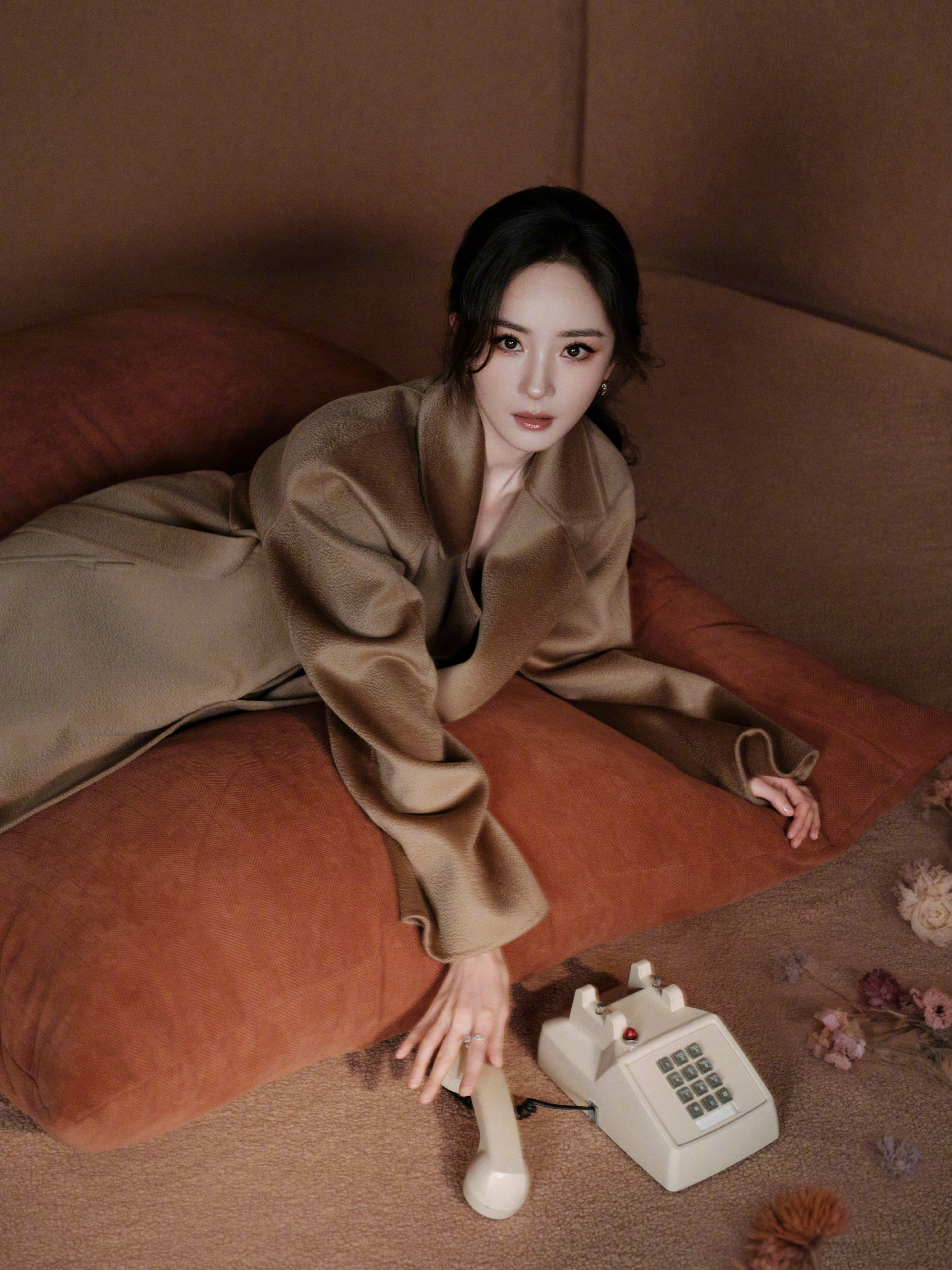 杨幂风拂过衣角，漾动了整片风景，仿佛展开了一卷冬日的画布