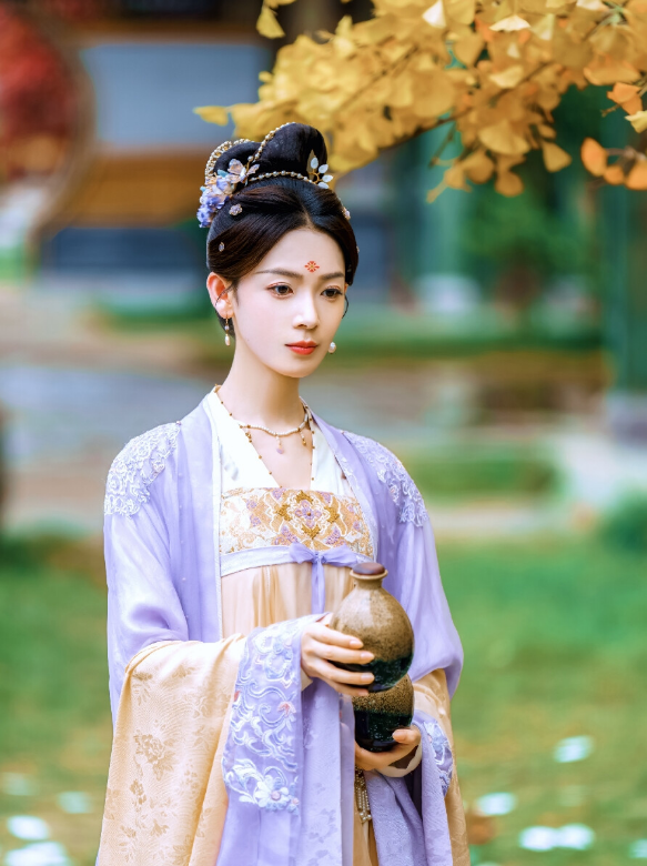 标准的东方美人陈瑶,脸蛋身材都很拔尖,可惜只能给大咖作配