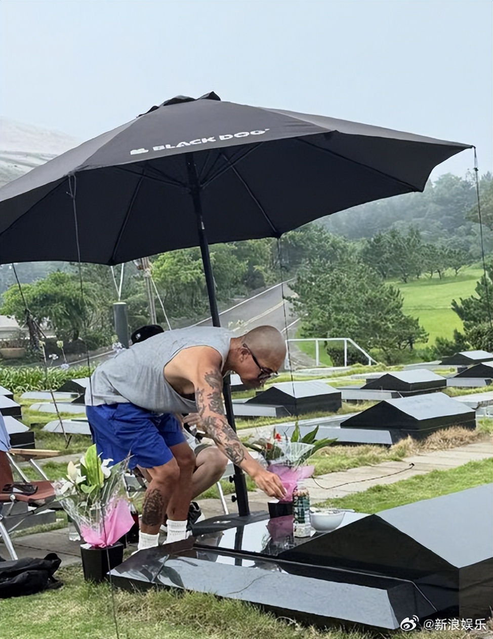 网红回应在大S墓地直播：并非针对大S没拍墓碑，认识张兰不是员工