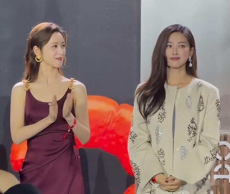 章泽天穿酒红色长裙，戴黄金耳环出席慈善晚会，成功抢了朱珠风头