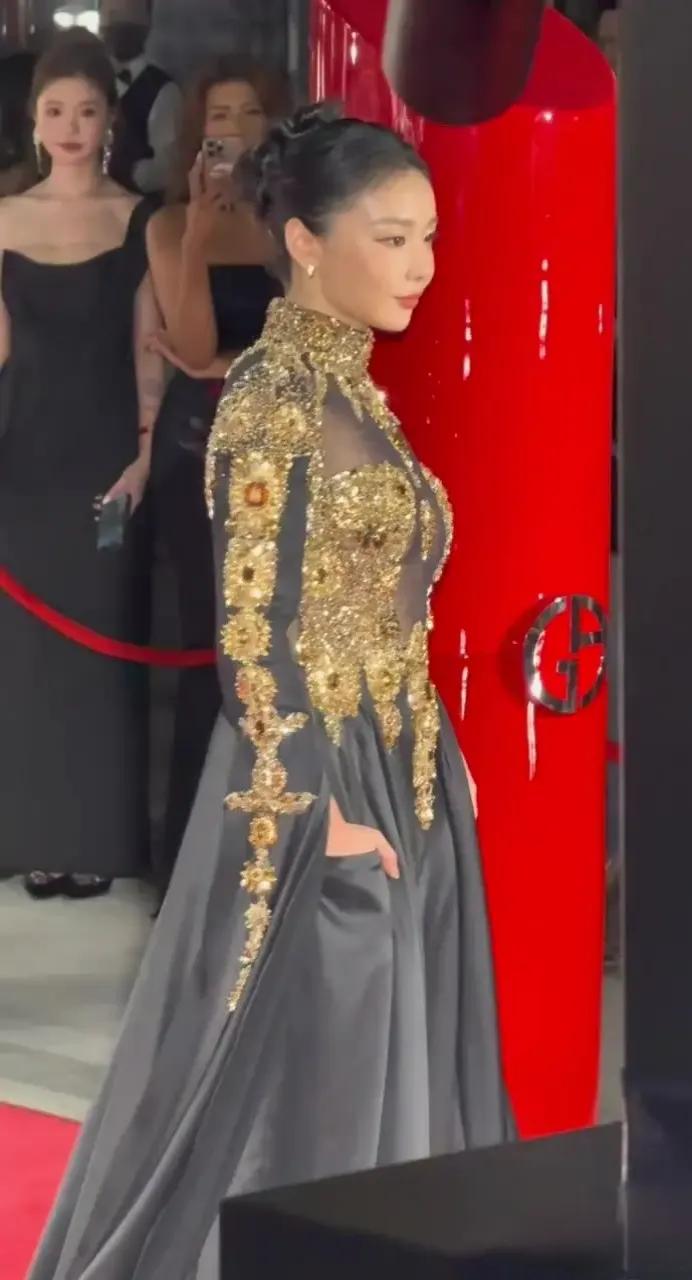 高叶上海阿玛尼活动造型吸睛，黑金镂空长裙配盘发，优雅又大气