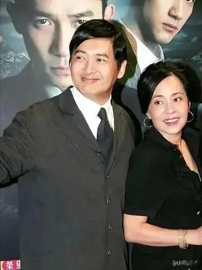 发哥发嫂现身新加坡，发哥皮肤黝黑，还有点驼背，发嫂气质很好