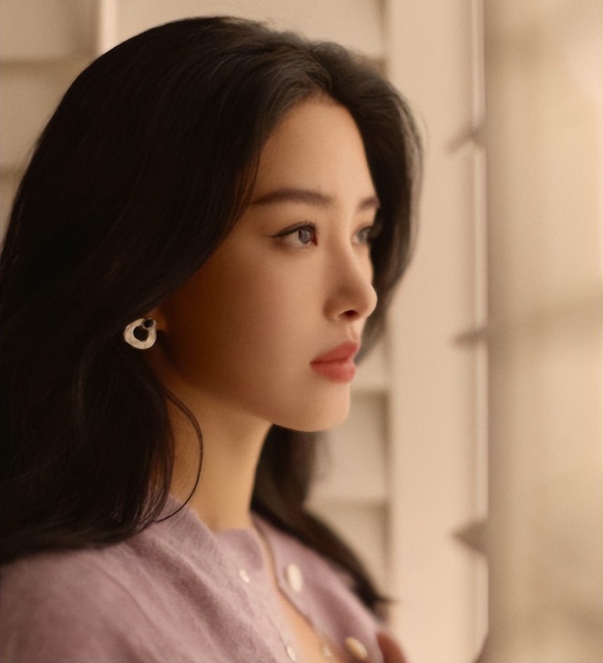 没了贵人撑腰，娱乐圈的看人下菜碟，在杨采钰身上展现得淋漓尽致