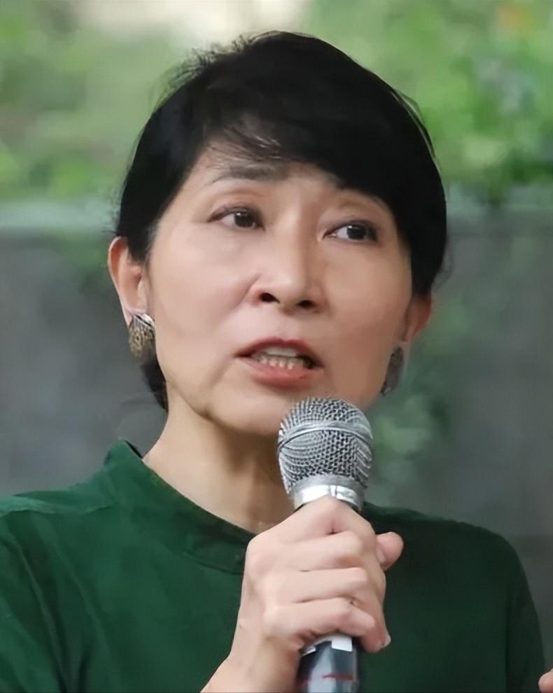 苍天饶过谁！拒唱国歌否认中国籍，俩儿子落户国外，她现状如何？