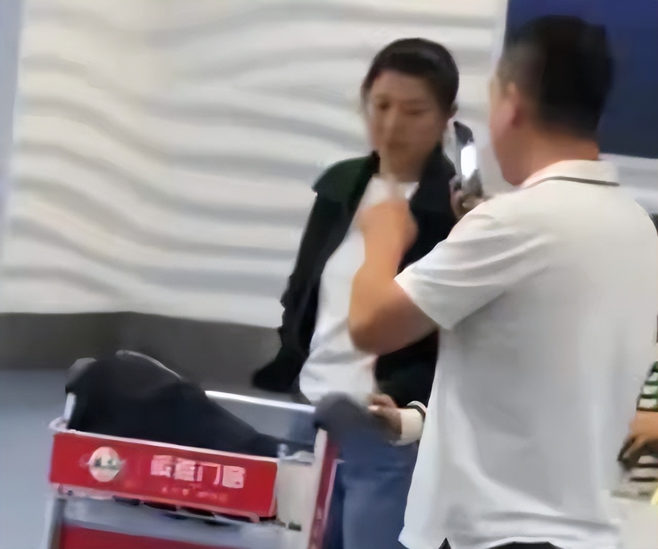 闫学晶“狠人”一个,拔父亲氧气管,逼儿媳吃剩饭!风波后首露面