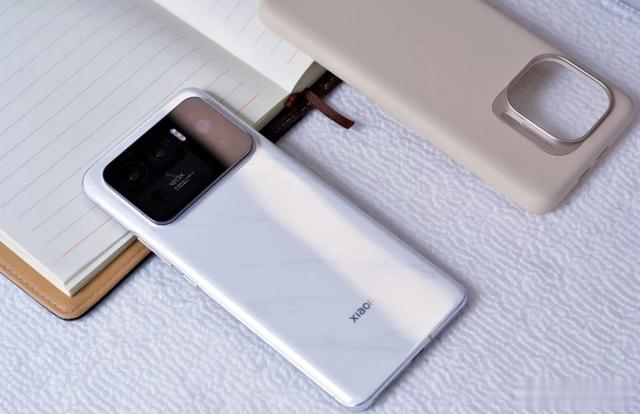 先见之明?小米16后置横向矩阵Deco设计!7000mAh电池保驾护航