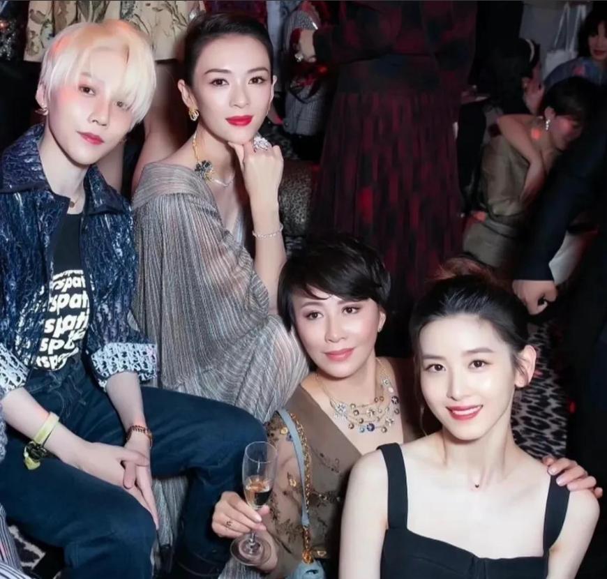 章泽天工作进度真快！首录播客第一期嘉宾是刘嘉玲，3亿豪宅超大