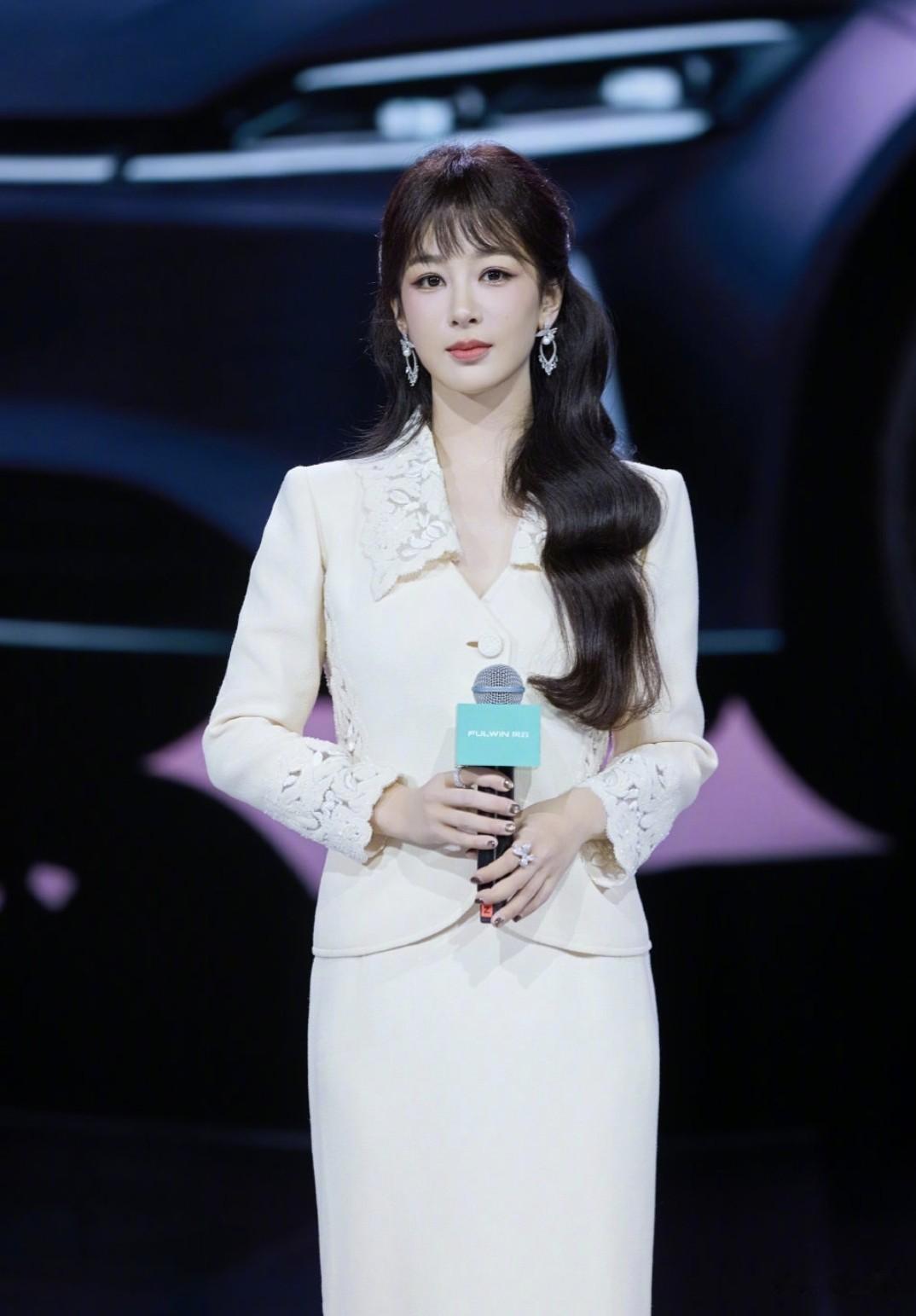 杨紫米白色拼接套装，长发卷曲披肩，耳间坠着精致钻饰耳饰