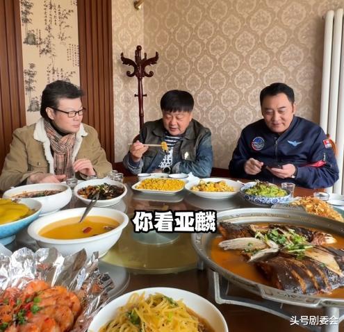 58岁李彬和洪剑涛在北京聚餐，李彬患病后老了许多，两人泪洒餐桌