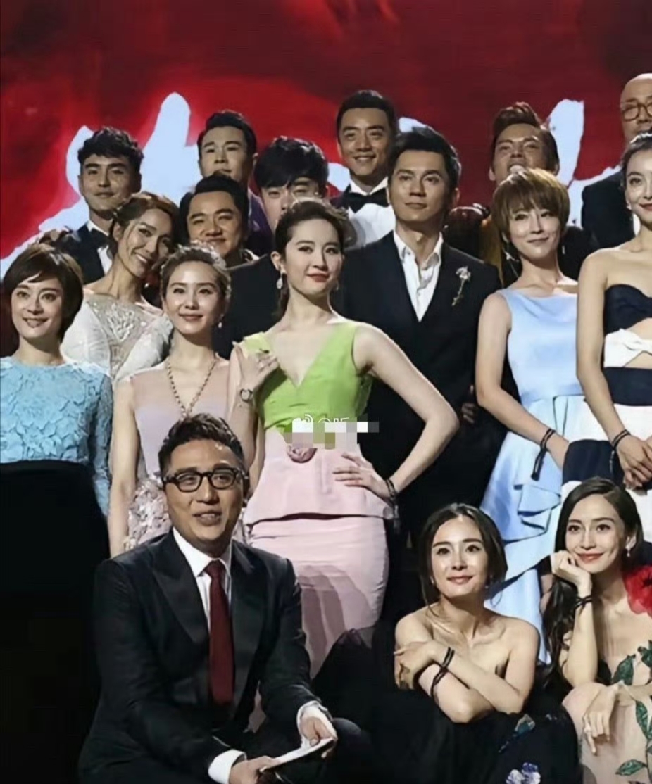 刘亦菲身材总有人说不好，可是合影她却没输过 ???