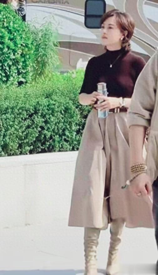 43岁孙俪街头生图曝光！手拿保温杯身材竟如少女，看呆了。