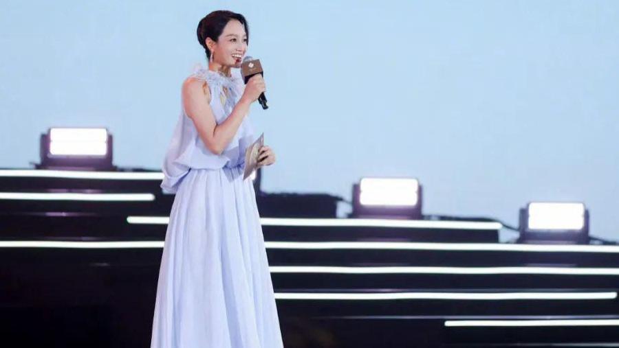 朱丹时隔6年再度主持COSMO时尚盛典：很尽兴！曾因多次叫错嘉宾名字陷入低谷