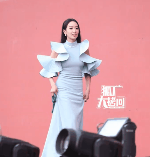 芭莎之夜，大深V的戚薇和李一桐，败给了穿高叉裙的古力娜扎