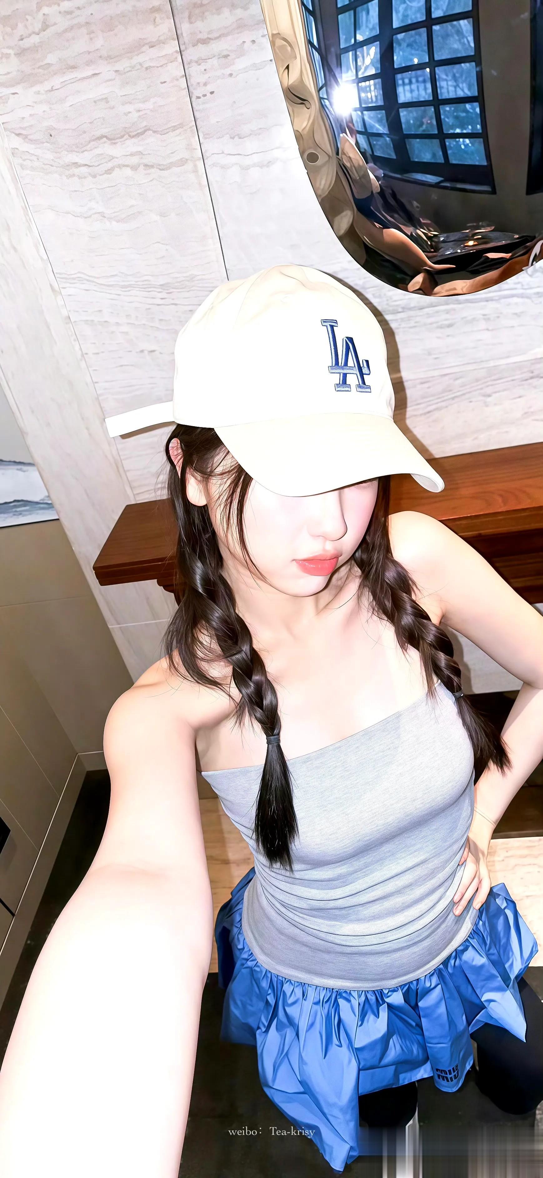 虞书欣双麻花辫抹胸,清甜灵动太舒心