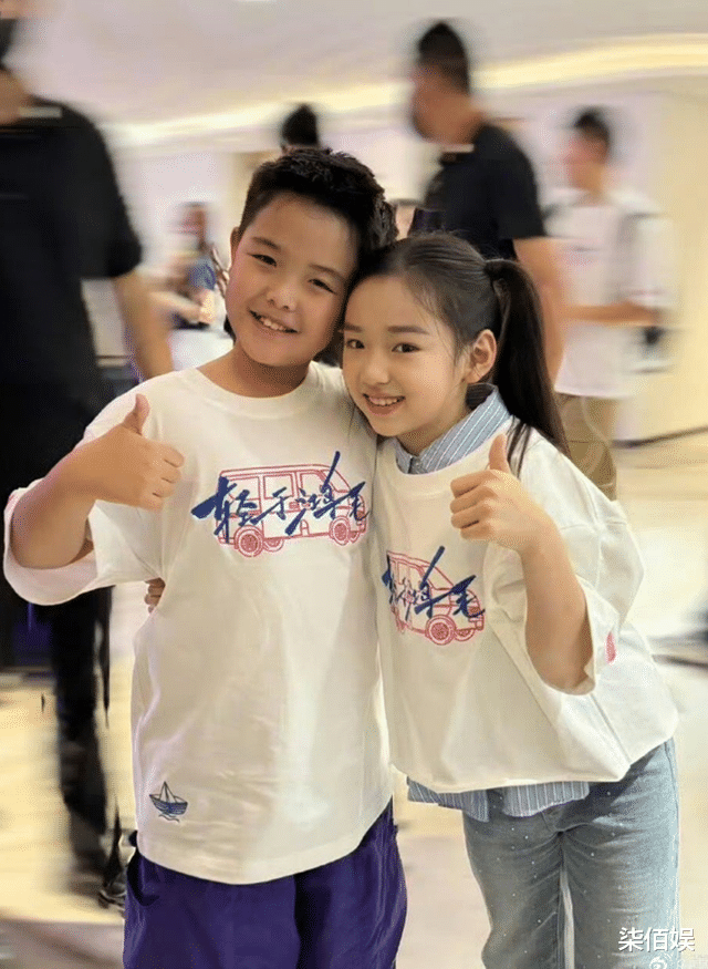 陈思诚9岁儿子正式出道，佟丽娅带朵朵录晚会，首次公开朵朵大名