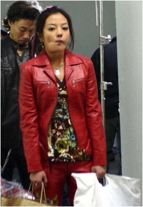 49岁赵薇上海街头遛狗，手舞足蹈全副武装，封杀4年回不去的时光