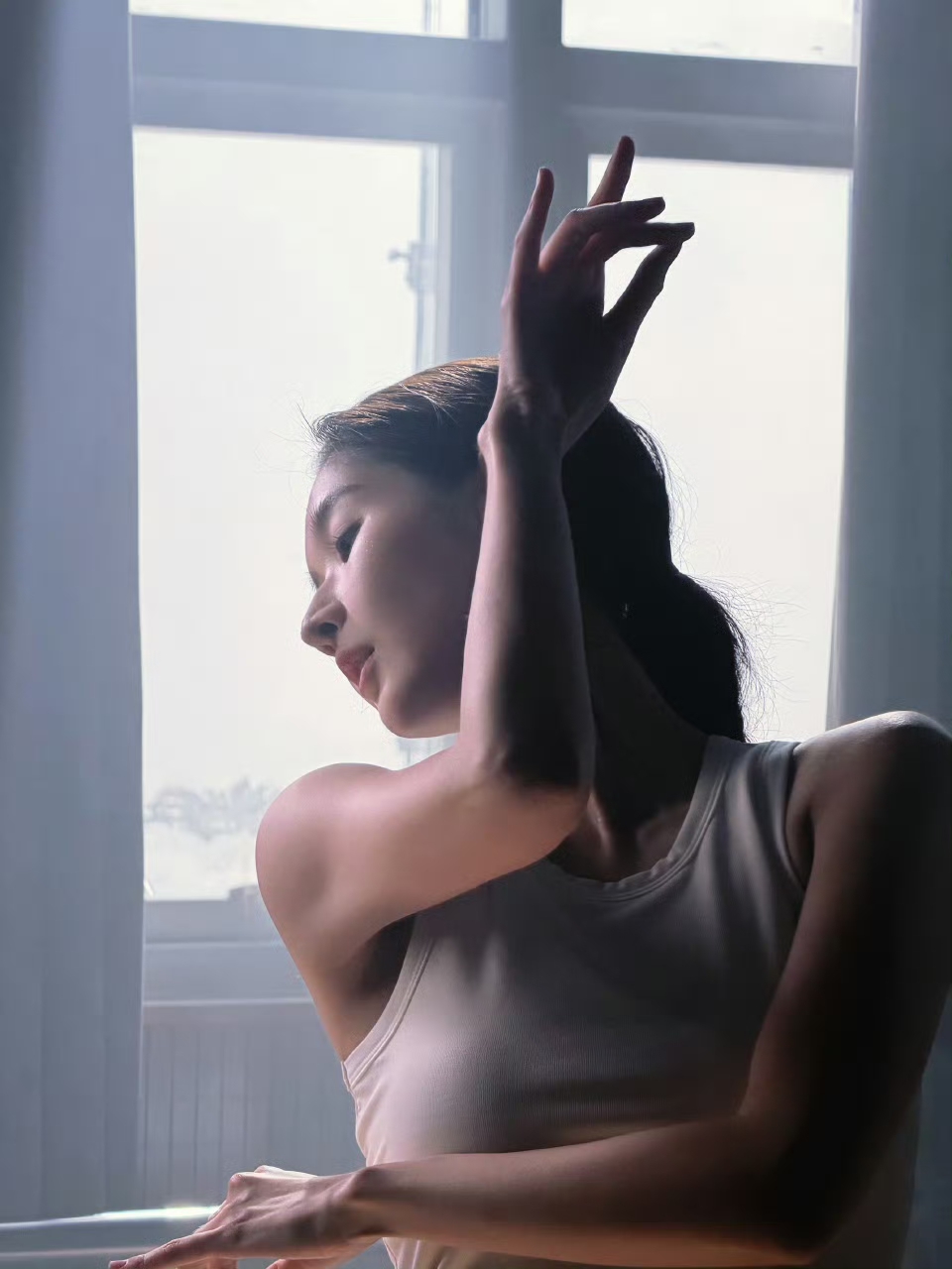 亭亭玉立，舞动光影：王玉雯的形体美学与氛围魅力