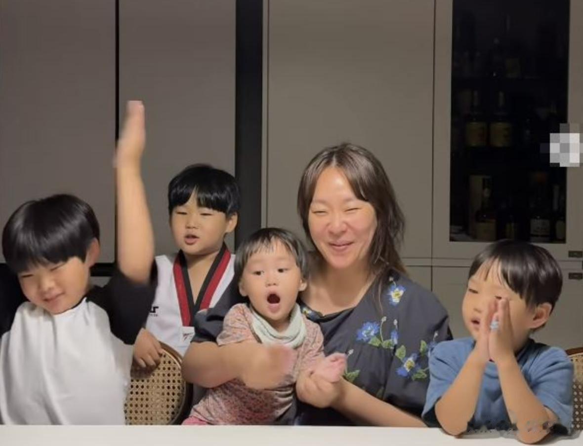 韩国女星抚养4个孩子,没想到又怀上第5胎,面对镜头满脸无奈