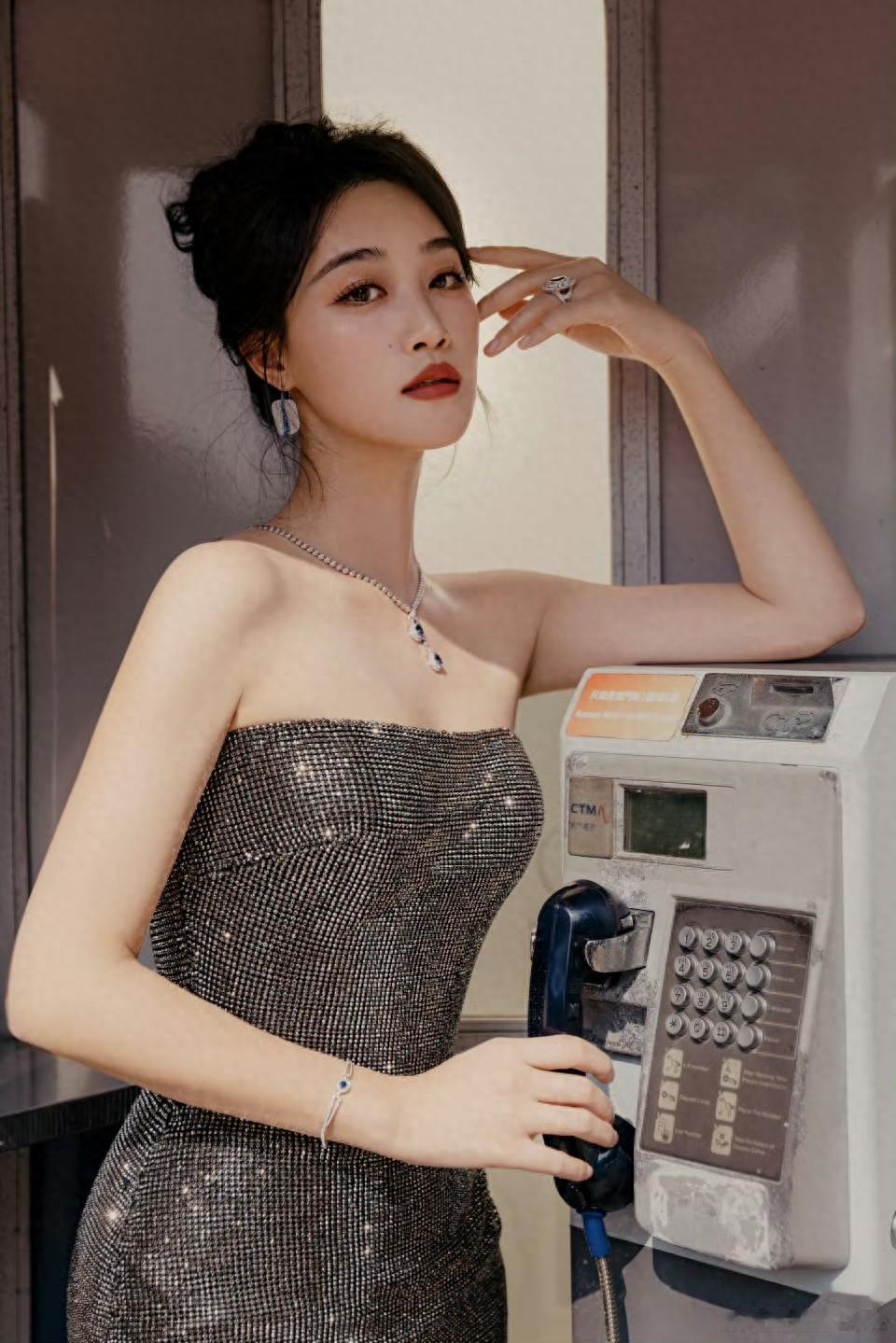 蓝盈莹一袭鎏银，定格尖叫之夜