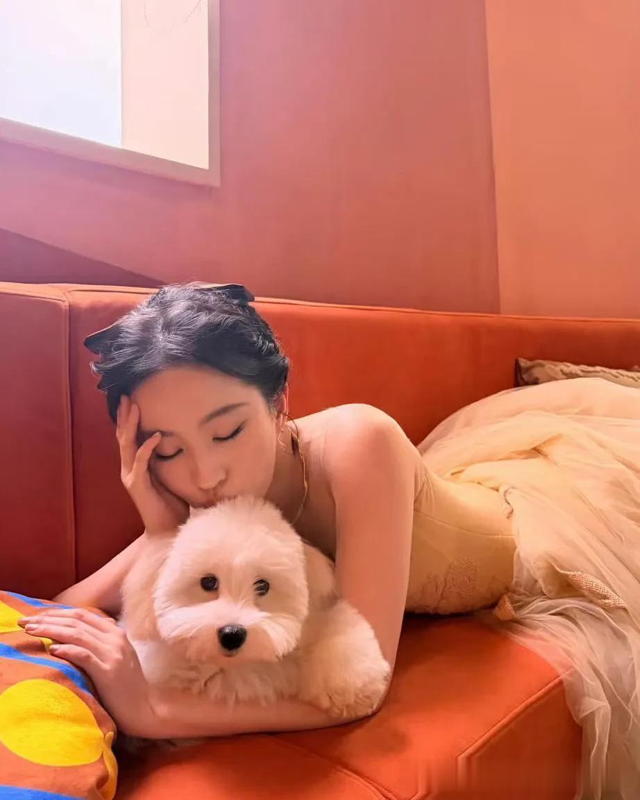 38岁刘亦菲更新与爱犬哈哈的新图！这状态怎么看都像18岁啊