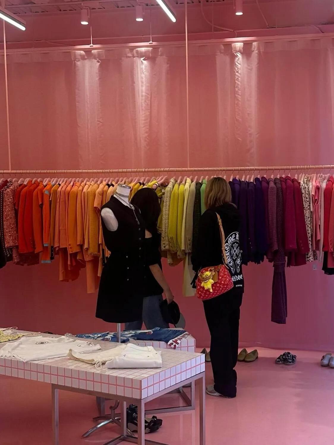 Lisa素颜逛街穿中文标语裤,文字戏谑又讽刺,网友:这女人太会挑