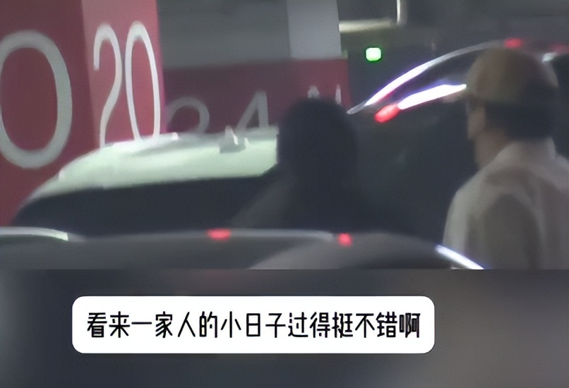 黄渤一家3口在逛街！小欧身材苗条似少女，女儿身高170也是凸嘴巴