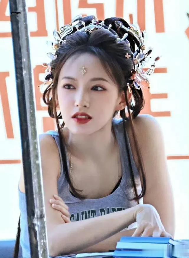 程潇把衣服拉下来点，别冻感冒了