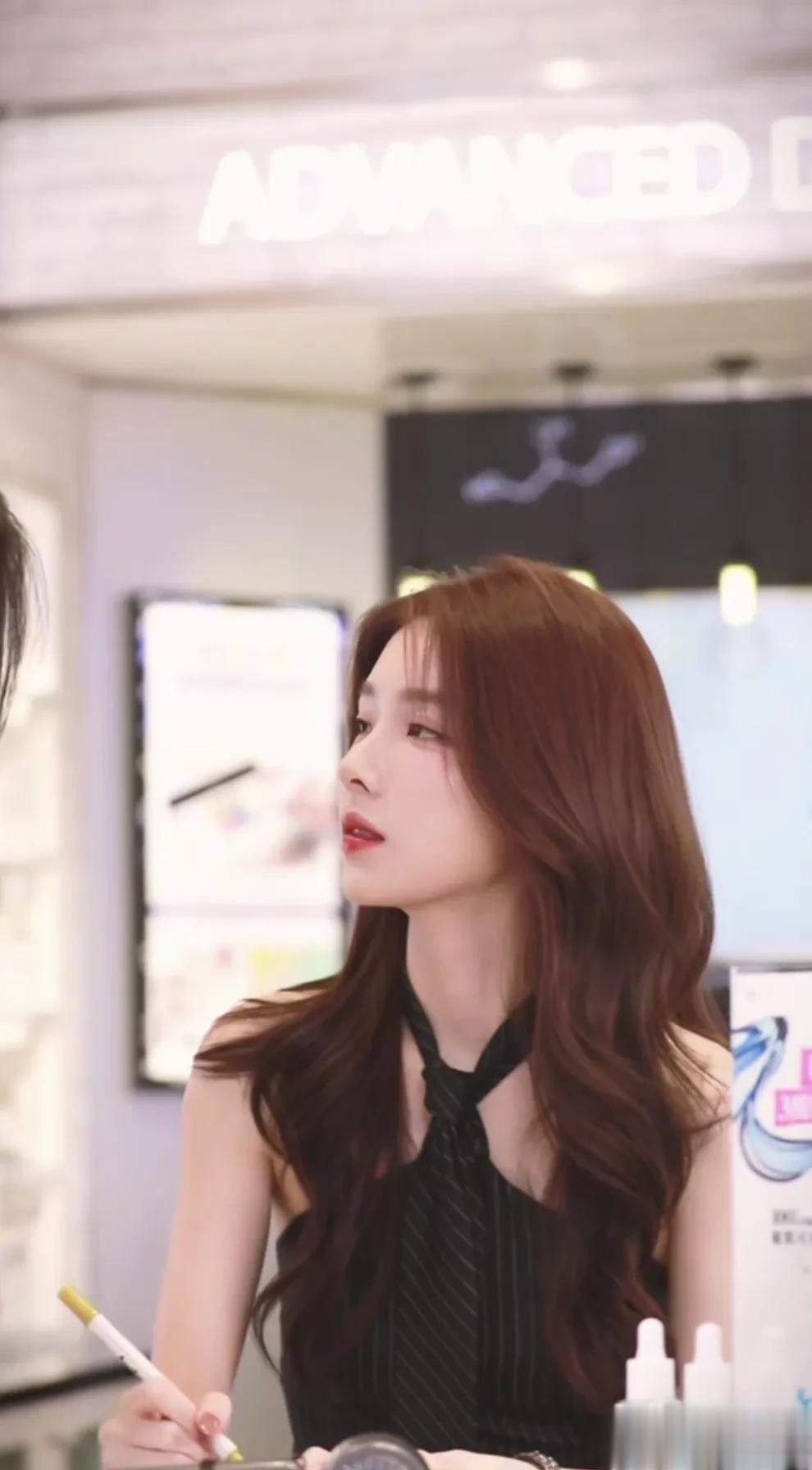 孙一宁看人的眼神太拉丝了，有多少人想被这么看请举手