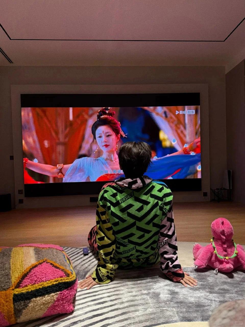 35岁汪苏泷的家火了，仅一背景墙就圈粉无数，那叫一个高级，晒晒