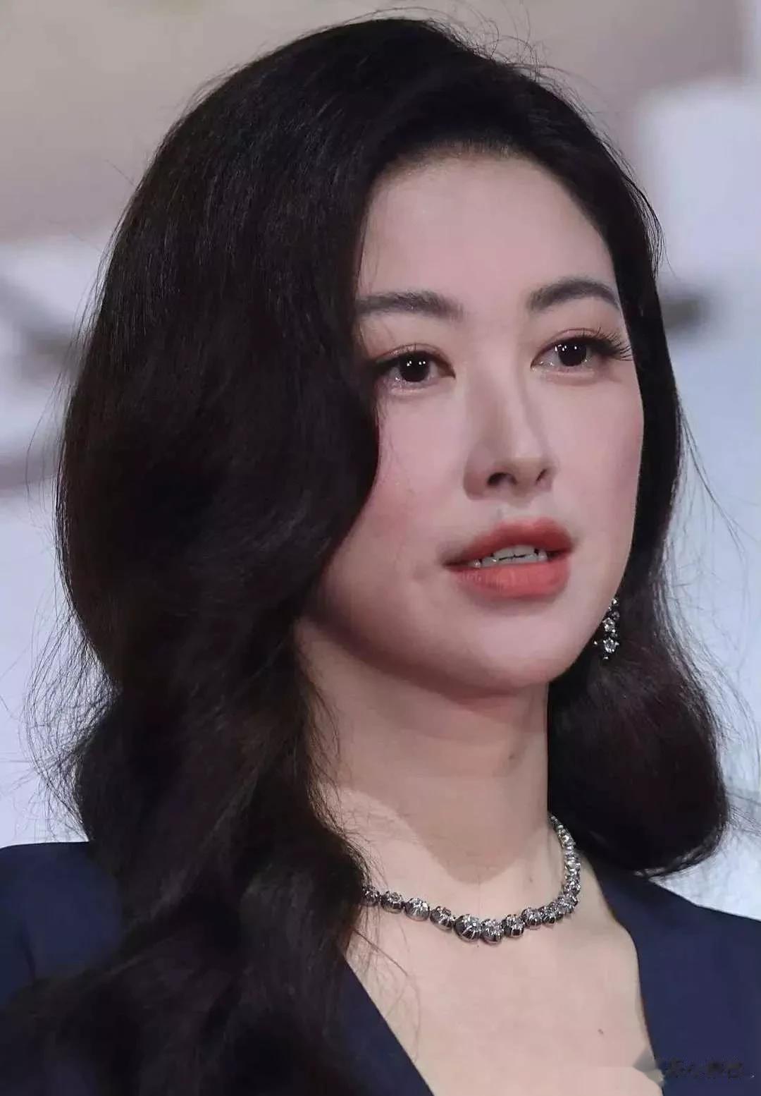 我的天!四十岁的朱珠眼角也开始长皱纹了!