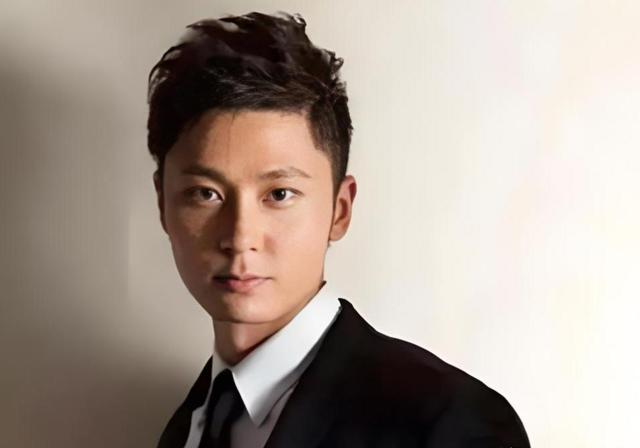 他是高材生,有着双学位证书,还是TVB签约演员