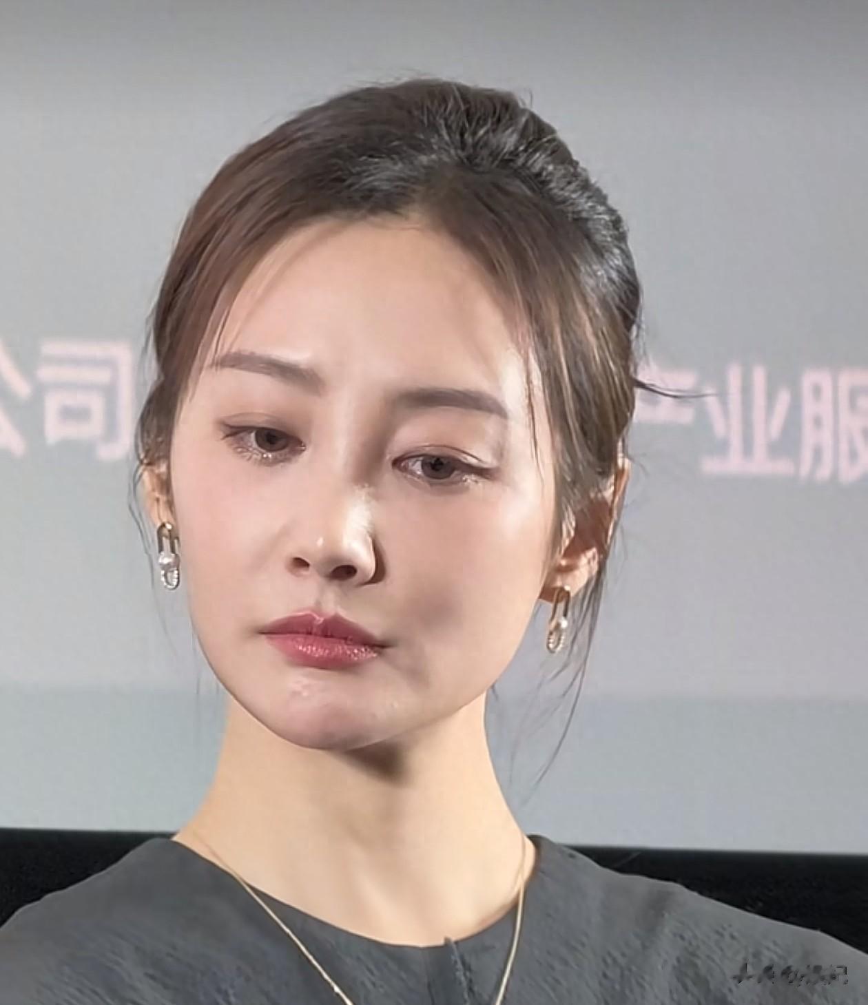 37岁李纯活动怼脸拍！皮肤白皙紧致，状态好得像27岁，马頔好福气