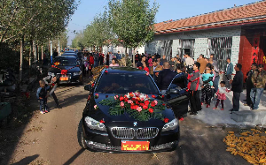 不是老人变坏了，是坏人变老了！七旬老汉拦住结婚车队要红包，嫌弃红包小就口出恶语诅咒一对新人