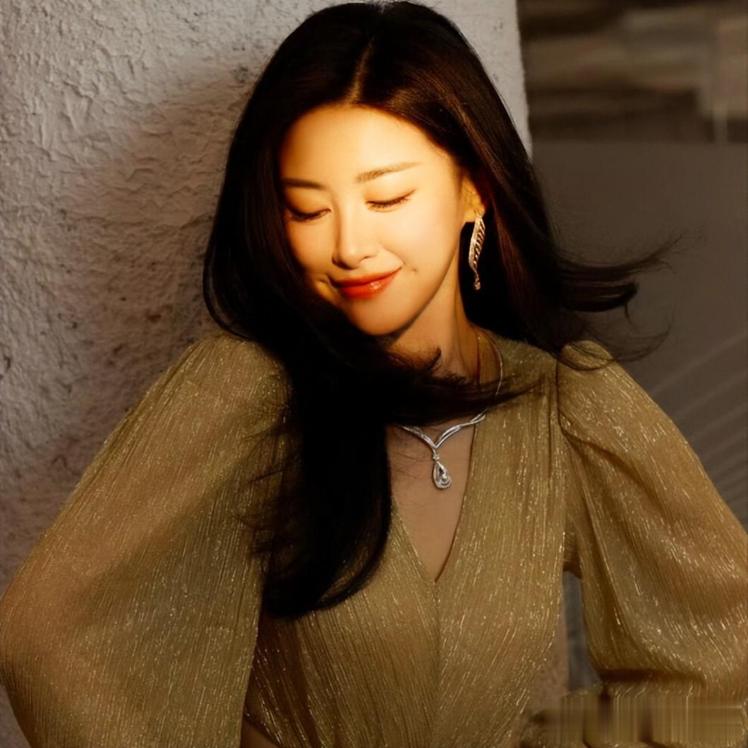 朱珠和老公在新加坡路边等车,她的老公身材高大,长相英俊。