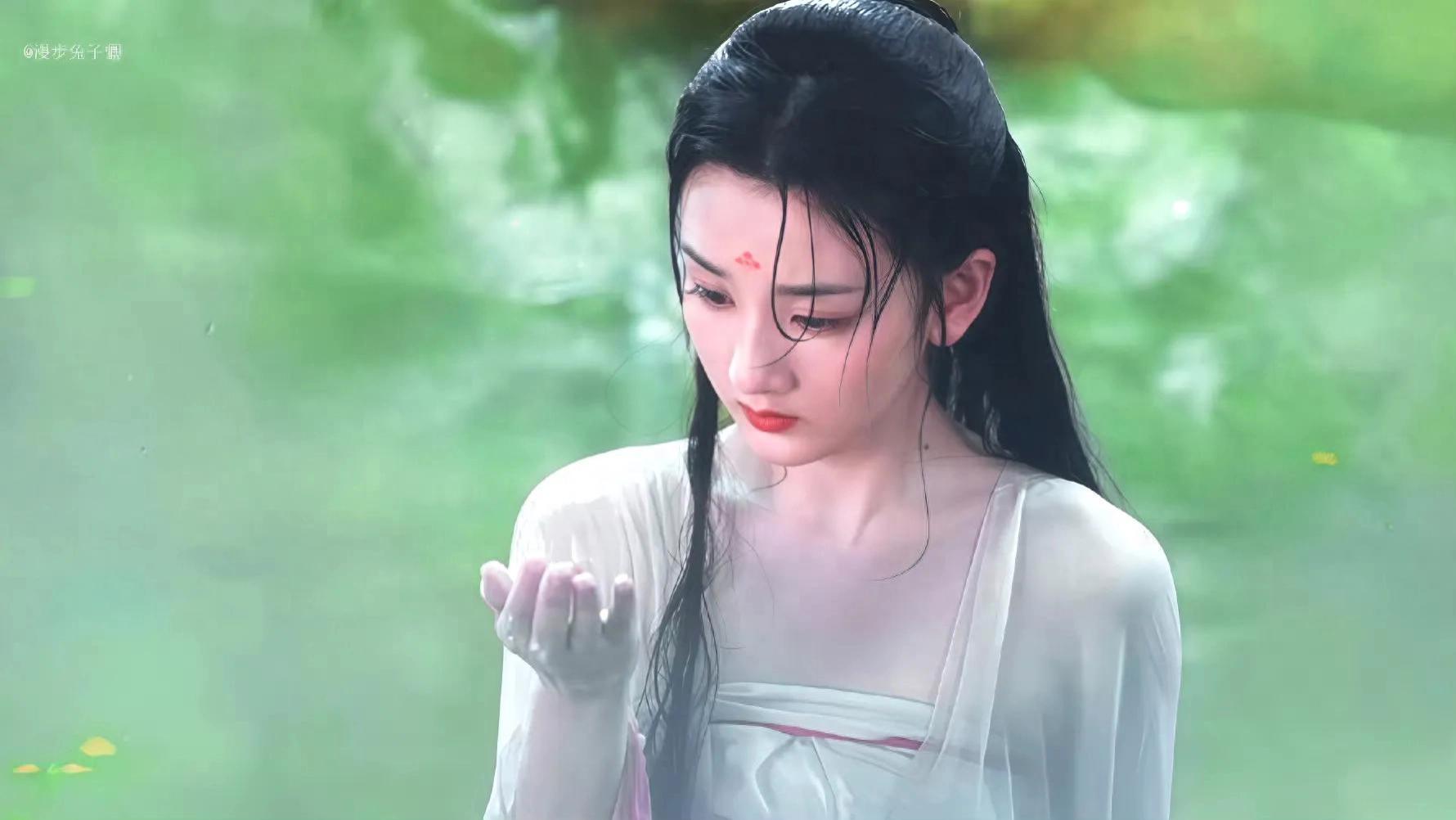 在播剧热度榜，《借命而生》第4，《蛮好的人生》第2，第1很稳定