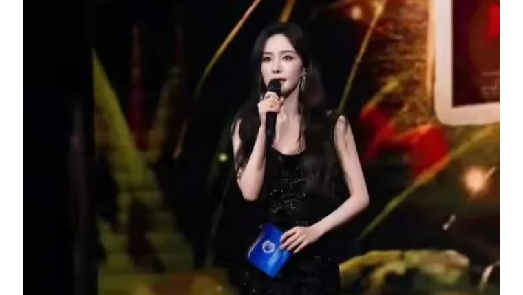 上合电影节上的杨幂，让风评够呛的赵丽颖莫名躺枪！较量已见分晓