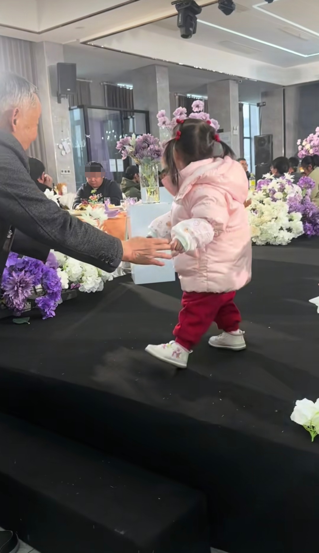 林允爸爸妈妈喝喜酒被偶遇,看起来很朴实,带着一个可爱的小女孩