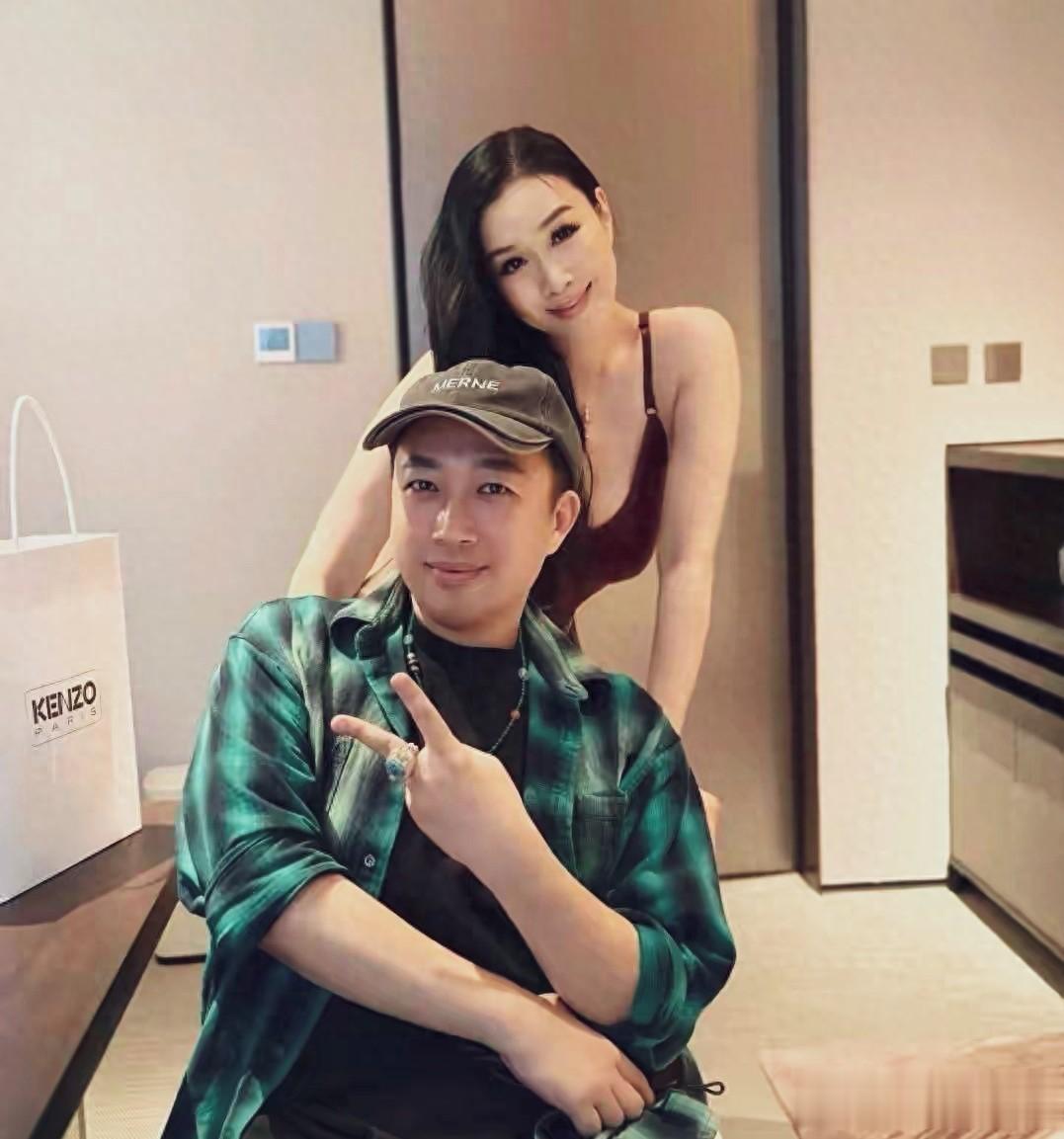 这状态是55岁？钟丽缇近照身材火辣如少女，网友：张伦硕好福气！