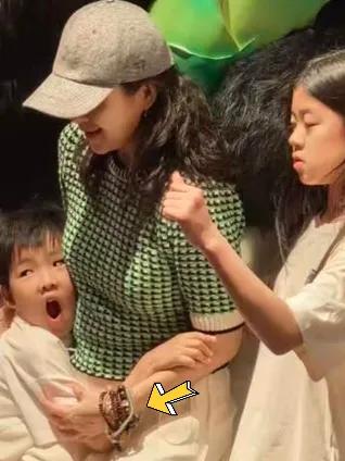 章子怡和两个孩子看熊猫,她抱着醒醒转圈很有爱,小儿子正脸像她