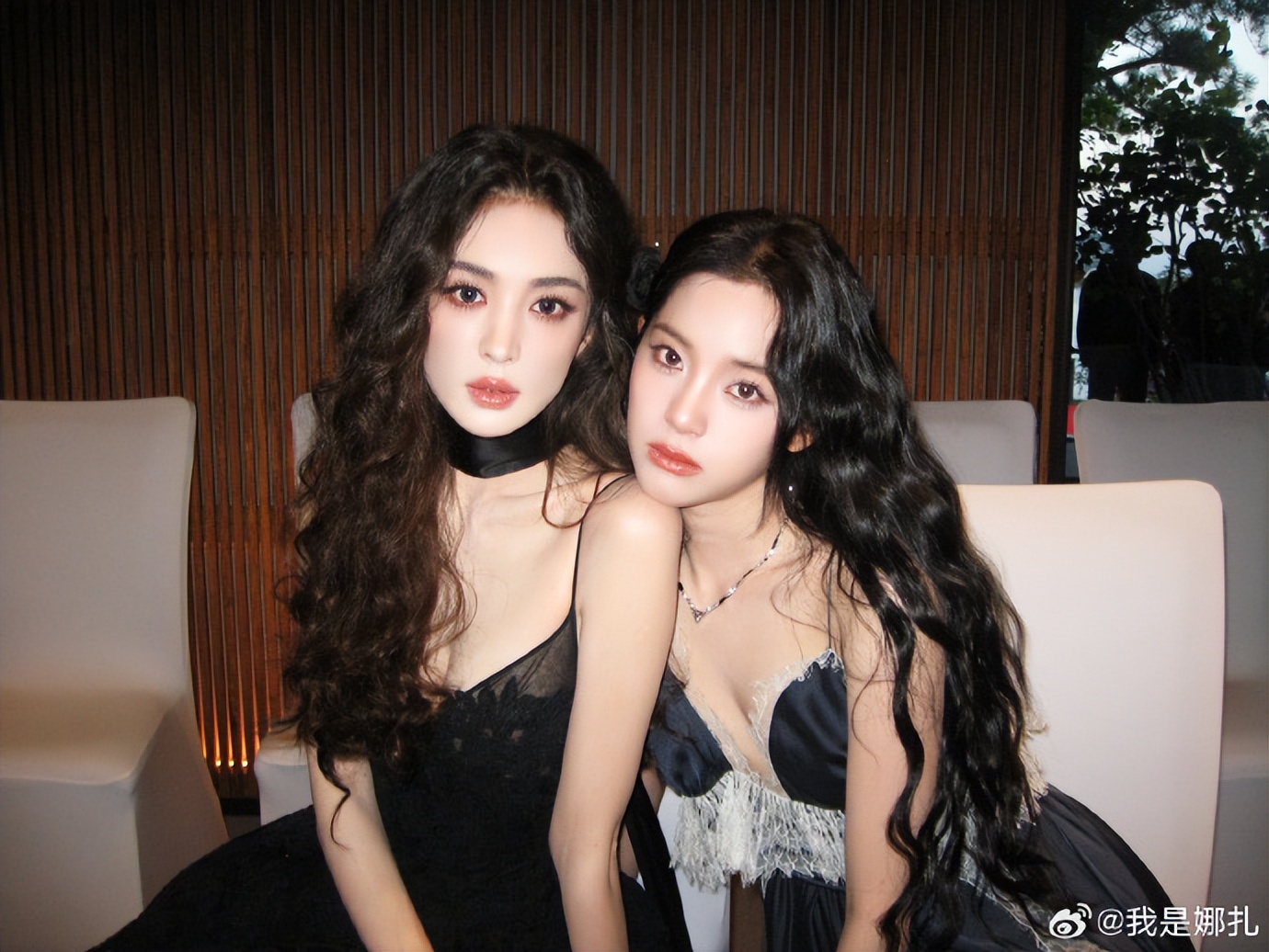 古力娜扎晒与欧阳娜娜合照，十年过去娜比成熟了，娜扎依旧绝美