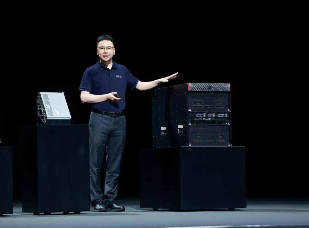 华为超节点:用「一台机器」的逻辑,驱动AI万卡集群