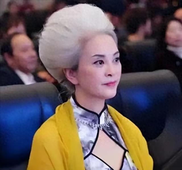她曾两度瘫痪，遭丈夫抛弃后一夜白头，64岁逆袭成央视超模！
