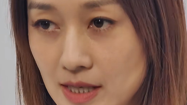 马伊琍参加线下活动，生图脸上没皱纹但有不少白发，脚上白鞋好脏