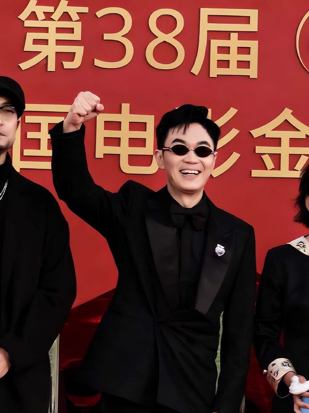 金鸡奖名场面!第1排大佬坐镇,咏梅表情管理,袁弘第5次当锦鲤