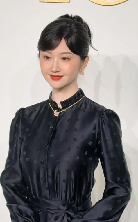 章子怡没想到，迪奥这次妖艳四射的自己，竟败给全裹出镜的郑钦文