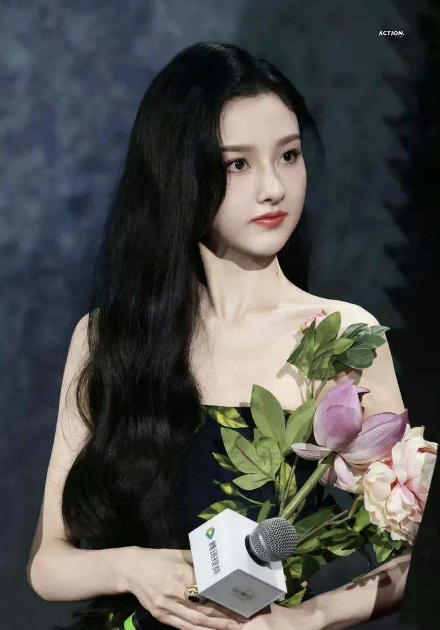 顶流女星街头徒手拾纸屑!比红毯更耀眼的人性光芒