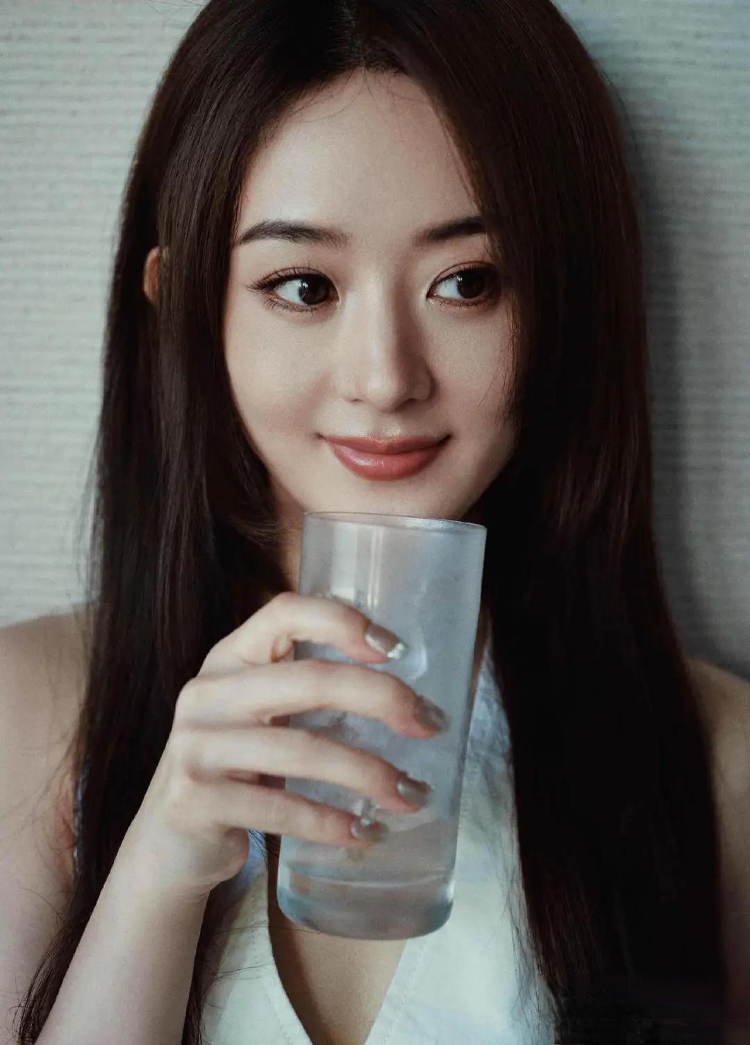 赵丽颖直播穿白色露背马甲，黑长直发型尽显优雅气质